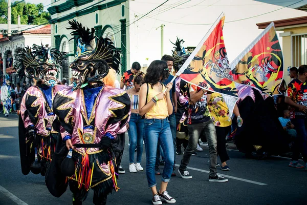 Ureinwohner beschmutzen in buntem Kostüm bei traditioneller Karnevalsveranstaltung in der Dominikanischen Republik — Stockfoto