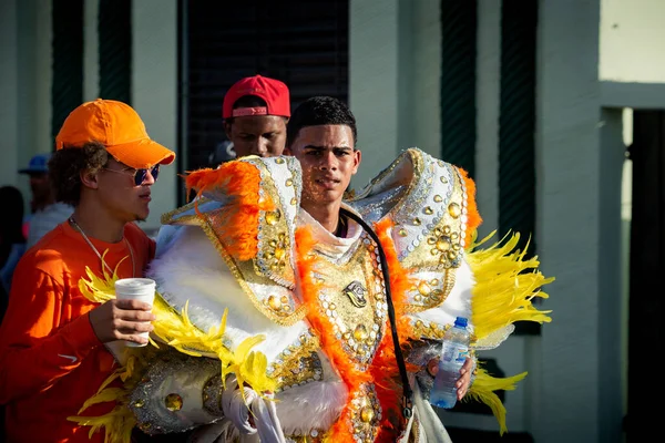 Ureinwohner beschmutzen in buntem Kostüm bei traditioneller Karnevalsveranstaltung in der Dominikanischen Republik — Stockfoto