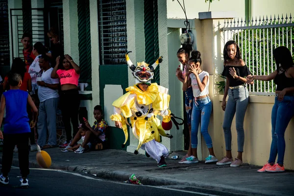 康塞普西翁 德拉维加 明尼苏达州 2020年2月9日 2月9日在康塞普西翁 德拉维加举行的多米尼加狂欢节上 身着黄色小丑服装的男孩被街上挤满了人 — 图库照片