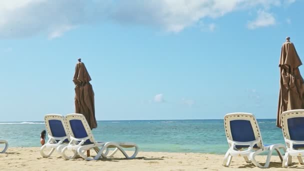 Langzaam Panorama Gouden Zandstrand Met Lange Strandstoelen Gesloten Parasols Grote — Stockvideo