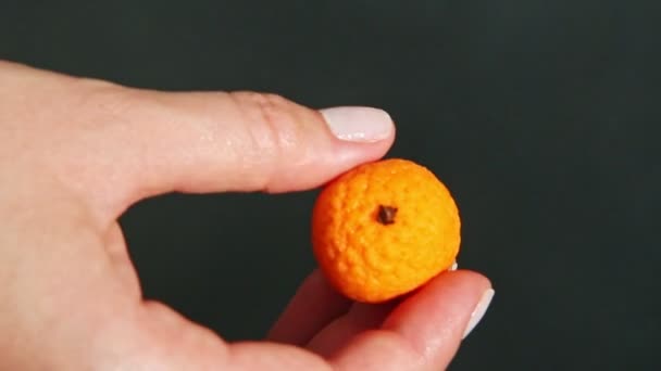 Vista superior closeup em mãos da mulher mostrar pequeno laranja em forma de doce de maçapão — Vídeo de Stock