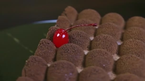 Close-up metade do bolo de chocolate em forma de moda gira em torno de ouro stand — Vídeo de Stock