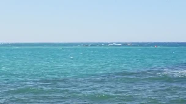 Panorama lento na paisagem marinha com ondas brancas e grande navio preto — Vídeo de Stock