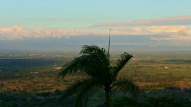 Gün batımında yakın çekim manzarası dağların tepesinde yumuşak pembe bulutlarla