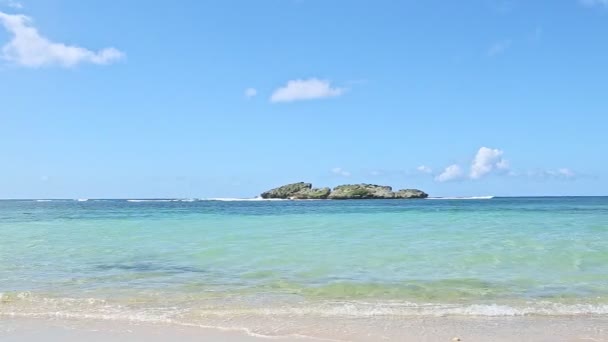 Panorama aux petites vagues blanches a couru de l'océan bleu à la plage de sable doré — Video