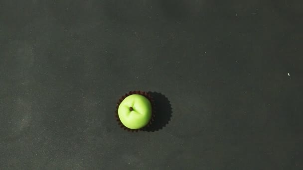 Vista superior de la mujer manos pintura por borla roja verde manzana en forma de caramelo de mazapán — Vídeos de Stock