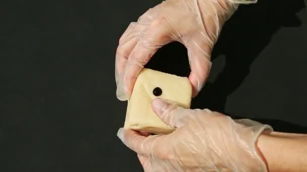 Vrchní pohled žena ruce hnětení velké kostky bílé marcipánové hmoty se zelenou barvou — Stock video