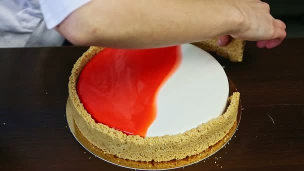 Pasticceria da mani che decorano torta di formaggio glassata rotonda da confine shortbread — Video Stock