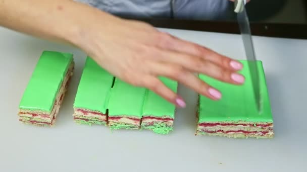 Bovenaanzicht bij vrouwelijke handen uitgesneden op porties door mes geglazuurde taart met fruitige vulling — Stockvideo