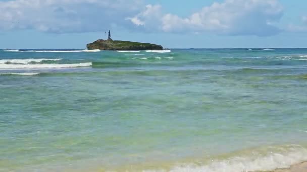 흰 파도를 타고 천천히 푸른 바다를 흐르는 파노라마와 회색 모래사장 — 비디오