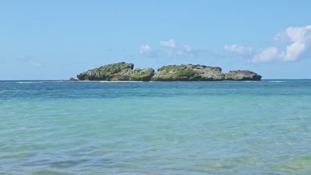 Close-up paisagem vista de grande ilha rochosa verde no oceano azul com pequenas ondas — Vídeo de Stock