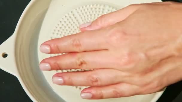 Vista superior closeup na mão da mulher fazendo marzipan laranja em forma de doces — Vídeo de Stock