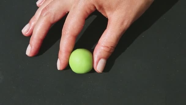 Yeşil badem ezmesi kütlesinden elma şekeri yapan insan ellerinin üst görüntüsü — Stok video