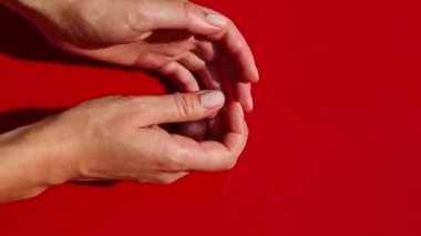 Kadın ellerine tepeden bakıldığında küçük bir parça patlıcan badem ezmesi serpiştirilir.