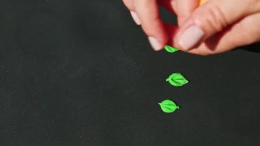 İnsan ellerinin üst görüntüsü Badem ezmesi şeftali renkli topu al ve yuvarlamaya başla.