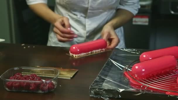 椰子切屑粉红釉面甜点装饰糖果机的全景 — 图库视频影像