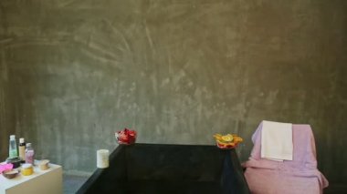 Genç kız cam Jaguar 'la geldi ve sıcak suyla siyah banyoya süt döktü.