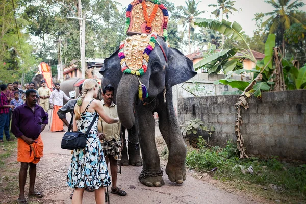 Kottayam Kerala Ινδια Ιανουαριου 2012 Λευκοί Τουρίστες Παρακολουθούν Διακοσμημένους Ελέφαντες — Φωτογραφία Αρχείου