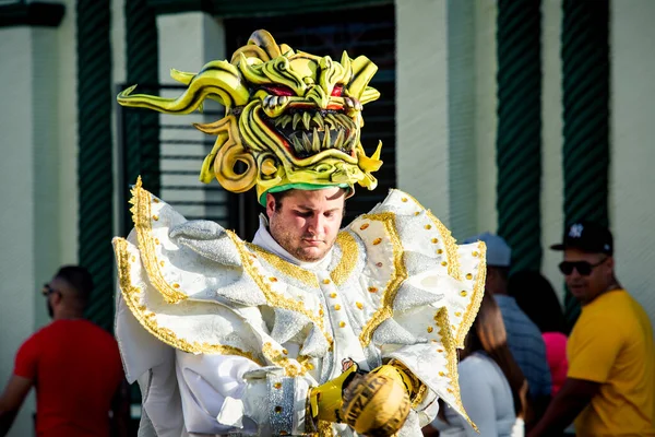 Close-up man in geverfd glanzend kostuum passeren stad straat op dominicaanse carnaval — Stockfoto