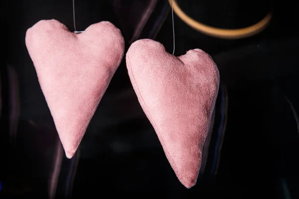 Detailní Dvě Velké Měkké Růžové Srdce Tvaru Ručně Vyrobené Hračky — Stock fotografie