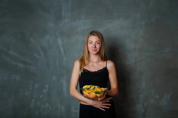 Atraktivní Štíhlé Blondýny Dívka Černém Prádle Drží Ruce Hluboké Průhledné — Stock fotografie