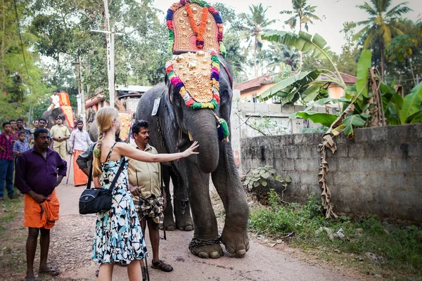 Kottayam Kerala Ινδια Ιανουαριου 2012 Λευκοί Τουρίστες Παρακολουθούν Διακοσμημένους Ελέφαντες — Φωτογραφία Αρχείου