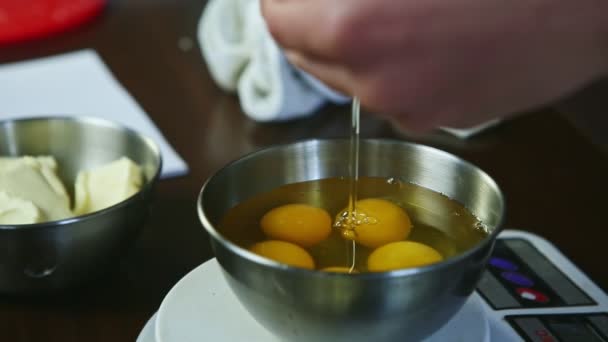 조리개 손으로 날계란을 깎아 저울 위에 놓인 금속 그릇으로 만든다 — 비디오