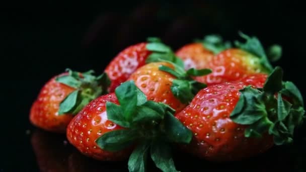 신선하게 익은 즙 이 많은 붉은 딸기의 작은 더미 위에 얹어 꽃봉오리 파노라마를 덮는다 — 비디오