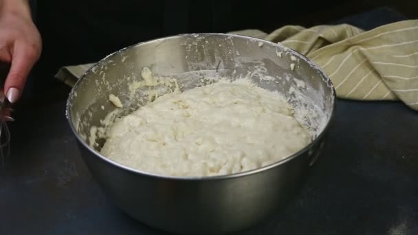 Zbliżenie domowe białe drożdże ciasto serwowane w głębokiej metalowej misce — Wideo stockowe