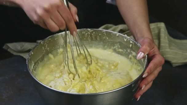 Manos de mujer mezclando por batidor masa de levadura con yemas batidas y crema batida — Vídeos de Stock