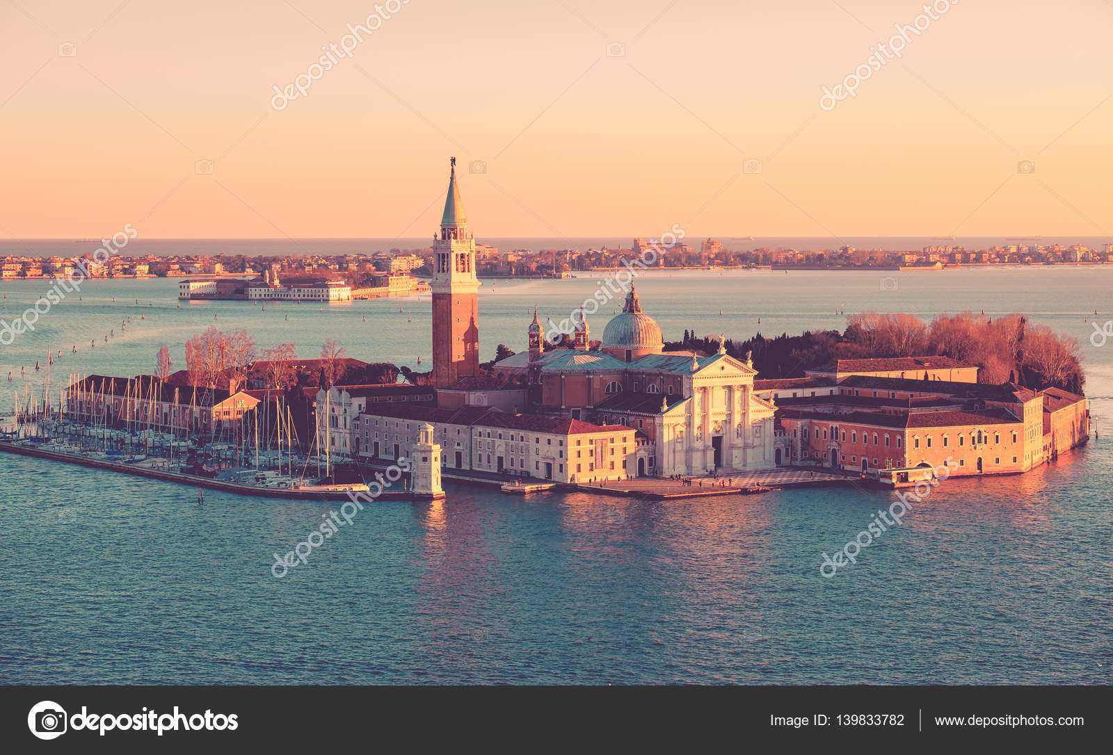 Vue De Paysage Urbain De Venise Avec Les Toits La Mer Au