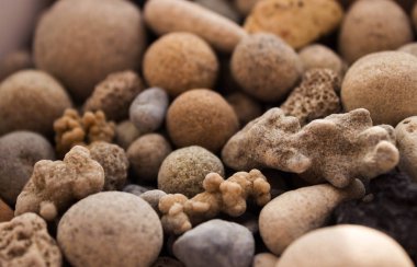 Deniz taşları sahilde, arka plan. Deniz alışılmadık şekli çakıl.