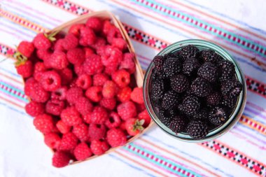 Siyah ve Kırmızı Ahududu ve arka plan üzerinde ahşap küçük kutuda 