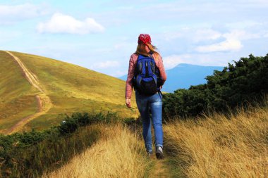 Kadın Gezgin mou içinde yol boyunca yürüyüş bir sırt çantası ile