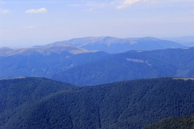 Yaz aylarında dağların mavi sırtlar 