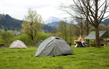 Dağlardaki ağaçları arasında'nın bahçesinde çadır