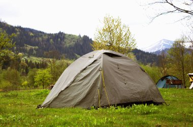 Dağlardaki ağaçları arasında'nın bahçesinde çadır