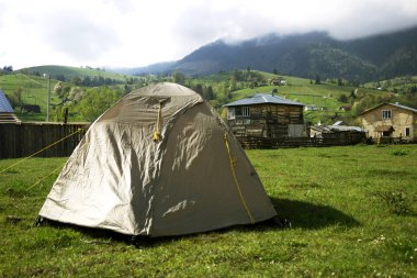 Dağlardaki ağaçları arasında'nın bahçesinde çadır