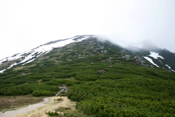 Brutto tempo in montagna. Nebbia e nuvole . — Foto Stock