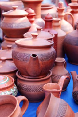 Seramik Ürünler Sergisi. Testi, tabak ve bardak Clay.