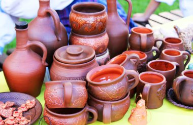 Seramik Ürünler Sergisi. Testi, tabak ve bardak Clay.