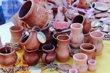 Seramik Ürünler Sergisi. Testi, tabak ve bardak Clay.