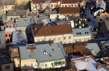 Kule eski şehirden. Evlerin çatıları. Lviv 
