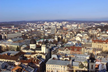Kule eski şehirden. Evlerin çatıları. Lviv 