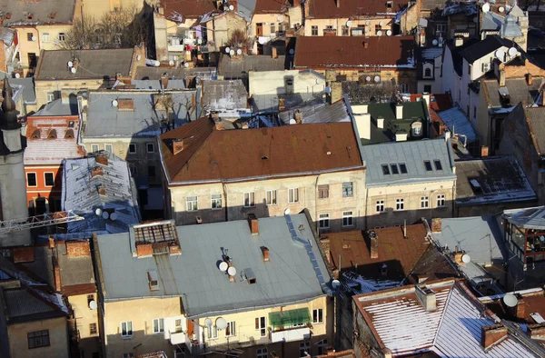 La vieja ciudad de la torre. Los techos de las casas. Lviv. — Foto de Stock