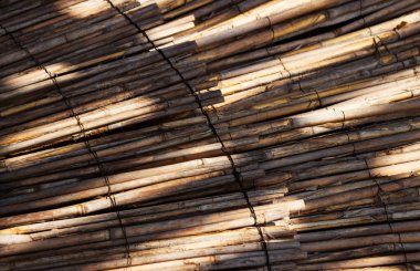 Hasır plaj şemsiyesi kapatın. Dokuma Hasır arka plan.