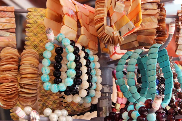 Jóias no mercado, contas coloridas e pulseiras — Fotografia de Stock