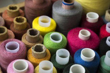 Çok renkli makara iplik dikiş, bulanık makaralar, backgrou için