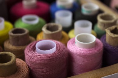 Çok renkli makara iplik dikiş, bulanık makaralar, backgrou için