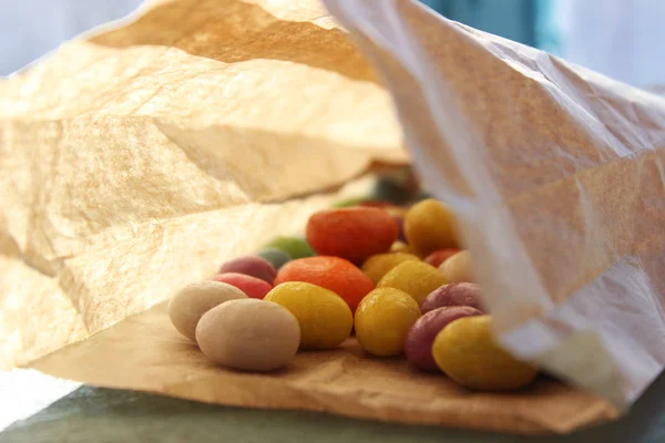 圆形的糖果在桌上的纸包 — 图库照片